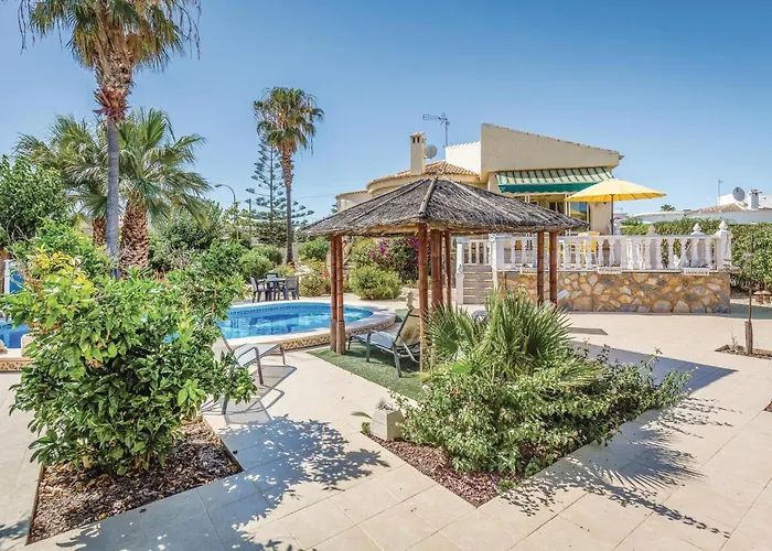 Urb San Luis 度假居